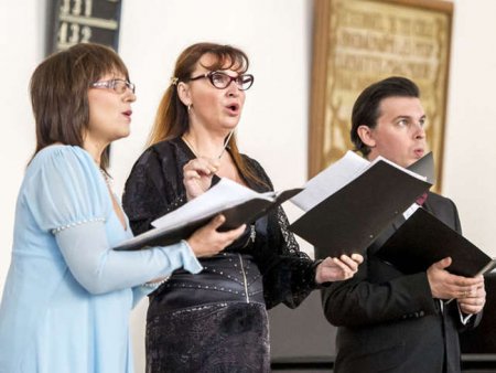 Natalia Wlassova (Sopran), Margarita Krassova (Mezzosopran und Klavier) und Michail Welikanov (Bariton)