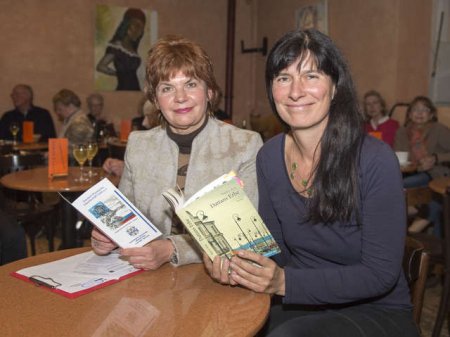 Evgenia Panteleeva-Stammen (links) und Nancy Aris stellen die Geschichte und das Imperium des Buchhalters Adolph Datten vor. (Foto: Alex Sorokin)